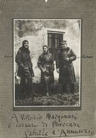 Ritratto fotografico dei protagonisti della beffa di Buccari: D'Annunzio, Costanzo Ciano e Luigi Rizzo. Con dedica e firma autografa.
