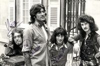 Ritratto fotografico del celebre gruppo rock italiano. Con firme autografe.