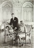 Cartolina postale non viaggiata con firme autografe raffigurante il Principe Ranieri di Monaco, la moglie Grace Kelly e i figli Caroline e Alberto.