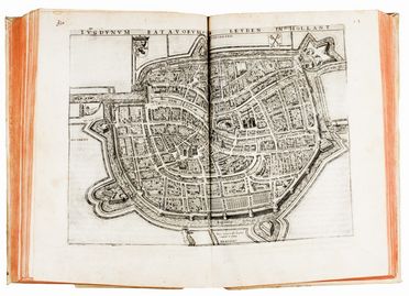  Guicciardini Lodovico : Descrittione di tutti i Paesi Bassi, altrimenti detti Germania Inferiore. Con tutte le carte di Geographia del paese, & col ritratto naturale di molte terre principali [...] Riveduta di nuovo, & ampliata...  Abraham De Bruyn  (Anversa,  - Colonia, 1587), Crispin (van den) Broeck  (1530)  - Asta Libri, Manoscritti e Autografi - Libreria Antiquaria Gonnelli - Casa d'Aste - Gonnelli Casa d'Aste