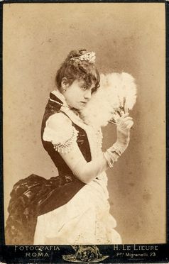  Eleonora Duse  (1858 - 1924) : 2 ritratti fotografici all'albumina applicata su cartone. 'Fotografia Roma H. Le Lieure'.  - Auction Books, Manuscripts & Autographs - Libreria Antiquaria Gonnelli - Casa d'Aste - Gonnelli Casa d'Aste
