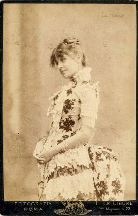  Eleonora Duse  (1858 - 1924) : 2 ritratti fotografici all'albumina applicata su cartone. 'Fotografia Roma H. Le Lieure'.  - Auction Books, Manuscripts & Autographs - Libreria Antiquaria Gonnelli - Casa d'Aste - Gonnelli Casa d'Aste