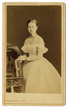 Raccolta di 39 fotografie, molte all'albumina, raffiguranti i Romanov: Nicola II, la moglie Alexandra e i figli della coppia, Alessandro III e la moglie Maria e altri esponenti della famiglia imperiale  - Asta Libri & Grafica - Libreria Antiquaria Gonnelli - Casa d'Aste - Gonnelli Casa d'Aste