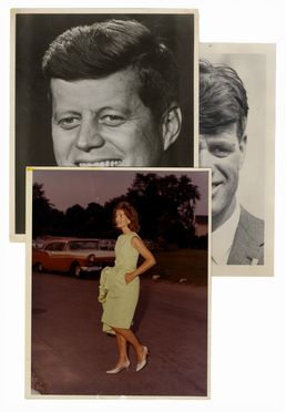 Raccolta di 20 ritratti fotografici in bianco e nero e a colori di John e Bob Kennedy, Jacqueline Kennedy,  Ethel e Kathleen, Rose Kennedy, Edward Kennedy, ma anche Aristotele Onassis, Truman Capote, Lee Radziwill ecc  - Asta Libri & Grafica - Libreria Antiquaria Gonnelli - Casa d'Aste - Gonnelli Casa d'Aste