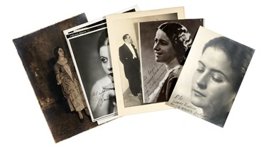 Raccolta di 54 fotografie di cantanti liriche con dediche e firme autografe.  - Asta Libri, autografi e manoscritti - Libreria Antiquaria Gonnelli - Casa d'Aste - Gonnelli Casa d'Aste