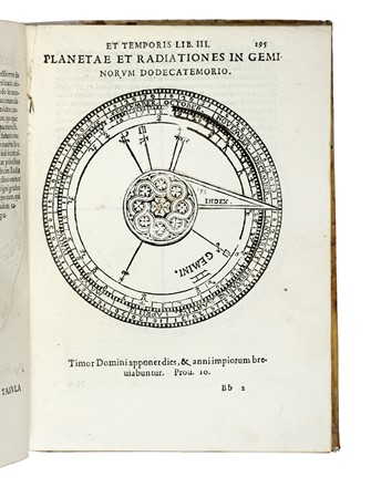  Gallucci Giovanni Paolo : Theatrum mundi, et temporis, in quo non solum precipuae horum partes describuntur, & ratio metiendi eas traditur, sed accomodatissimis figuris sub oculos legentium facil� ponuntur...  - Asta Libri a stampa dal XV al XIX secolo [Parte II] - Libreria Antiquaria Gonnelli - Casa d'Aste - Gonnelli Casa d'Aste