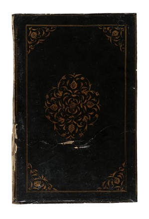 Piatti in cartone laccato con decorazioni arabescate.  - Asta Libri, autografi e manoscritti - Libreria Antiquaria Gonnelli - Casa d'Aste - Gonnelli Casa d'Aste