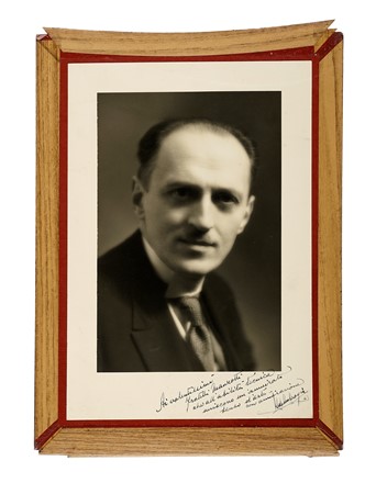 Raccolta di 5 fotografie di artisti realizzate dallo Studio Manzotti. Con dediche autografe. Storia, Storia, Diritto e Politica  - Auction Books, Autographs and Manuscripts - Libreria Antiquaria Gonnelli - Casa d'Aste - Gonnelli Casa d'Aste