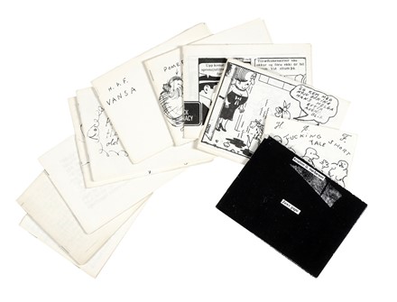Lotto composto di 62 tra piccoli libri d'artista, raccolte di grafiche e cataloghi riguardanti l'Islanda e gli artisti islandesi. Autori vari  Helgi �orgils Fri�j�nsson  (B��ardalur, 1953), Da�i Gu�bj�rnsson  (Reykjav�k, 1954), John Armleder  (Ginevra, 1948), Tumi Magn�sson  (Reykjav�k, 1957), Eggert P�tursson  (Reykjav�k, 1956), Ing�lfur Arnarsson  (Reykjav�k, 1956), S�lveig A�alsteinsd�ttir  (Reykjav�k, 1955), Kristinn Gu�brandur Har�arson  (Reykjav�k, 1955)  - Auction Old Masters, Modern and Contemporary Art - Libreria Antiquaria Gonnelli - Casa d'Aste - Gonnelli Casa d'Aste