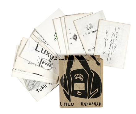 Lotto composto di 62 tra piccoli libri d'artista, raccolte di grafiche e cataloghi riguardanti l'Islanda e gli artisti islandesi. Autori vari  Helgi �orgils Fri�j�nsson  (B��ardalur, 1953), Da�i Gu�bj�rnsson  (Reykjav�k, 1954), John Armleder  (Ginevra, 1948), Tumi Magn�sson  (Reykjav�k, 1957), Eggert P�tursson  (Reykjav�k, 1956), Ing�lfur Arnarsson  (Reykjav�k, 1956), S�lveig A�alsteinsd�ttir  (Reykjav�k, 1955), Kristinn Gu�brandur Har�arson  (Reykjav�k, 1955)  - Auction Old Masters, Modern and Contemporary Art - Libreria Antiquaria Gonnelli - Casa d'Aste - Gonnelli Casa d'Aste