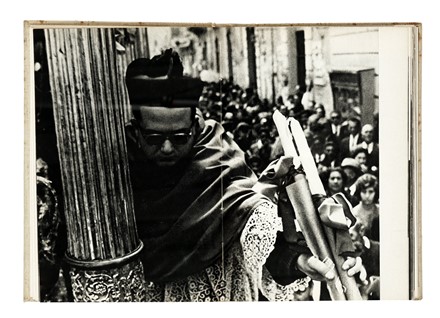  Sciascia Leonardo : Feste religiose in Sicilia. Fotografie di Fernando Scianna. Letteratura italiana, Fotografia, Antropologia, Letteratura, Arte, Economia, Sociologia  Fernando Scianna  - Auction Libri, Autografi e Manoscritti - Libreria Antiquaria Gonnelli - Casa d'Aste - Gonnelli Casa d'Aste