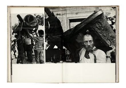  Sciascia Leonardo : Feste religiose in Sicilia. Fotografie di Fernando Scianna. Letteratura italiana, Fotografia, Antropologia, Letteratura, Arte, Economia, Sociologia  Fernando Scianna  - Auction Libri, Autografi e Manoscritti - Libreria Antiquaria Gonnelli - Casa d'Aste - Gonnelli Casa d'Aste