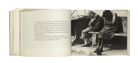  Basaglia Franco : Morire di classe. La condizione manicomiale Fotografata da Carla Cerati e Gianni Berengo Gardin. A cura di Franco Basaglia e Franca Basaglia Ongaro.  Carla Cerati, Gianni Berengo Gardin, Franca Basaglia Ongaro  - Asta Libri, autografi e manoscritti - Libreria Antiquaria Gonnelli - Casa d'Aste - Gonnelli Casa d'Aste