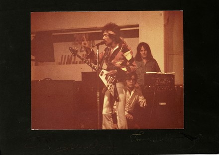  Hendrix Jimi : Fotografia a colori con firma autografa di Jimi Hendrix e del fotografo Thomas Dellert su passe-partout. Musica, Musica, Teatro, Spettacolo  - Auction Books, Autographs and Manuscripts - Libreria Antiquaria Gonnelli - Casa d'Aste - Gonnelli Casa d'Aste