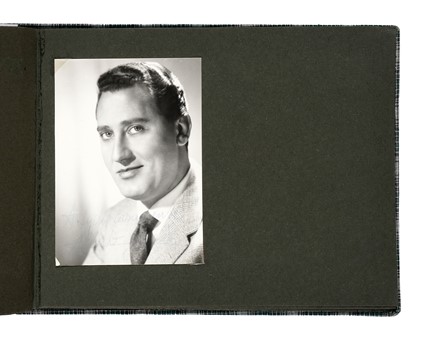 Album di fotografie, fotocartoline di attrici e attori, molte autografate. Cinema, Musica, Teatro, Spettacolo  - Auction Libri, Autografi e Manoscritti - Libreria Antiquaria Gonnelli - Casa d'Aste - Gonnelli Casa d'Aste