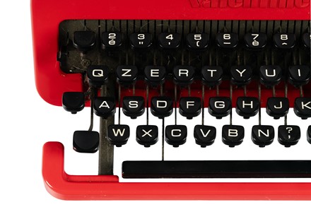  Ettore Sottsass  (Innsbruck, 1917 - Milano, 2007) : Macchina da scrivere Valentine per Olivetti.  - Asta Arte Antica, Moderna e Contemporanea [parte II] - Libreria Antiquaria Gonnelli - Casa d'Aste - Gonnelli Casa d'Aste