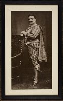 Ritratto fotografico a figura intera - con abiti di scena del Duca di Mantova da 'Rigoletto' - con firma autografa.