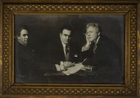 Fotografia con firme autografe. Titta Ruffo, Enrico Caruso, Enrico e Fedor Šaljapin (Chaliapin). Mezze figure sedute. Da un dipinto di Tad Styka.