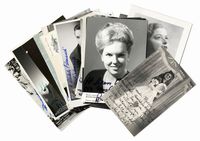 Raccolta di 100 tra fotografie, cartoline, biglietti di cantanti lirici italiani e stranieri. Con firme autografe e dediche.