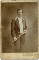 Ritratto fotografico all'albumina con firma autografa del celebre oboista.