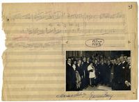 Fotografia che ritrae il celebre direttore d'orchestra insieme a Benito Mussolini e ad altri personaggi.