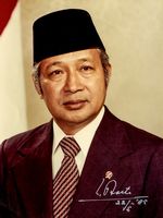 Ritratto fotografico con firma autografa, insieme a lettera su carta intestata 'Sekretariat Negara / Republik Indonesia'.