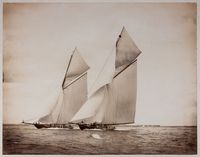 Raccolta di 4 fotografie raffiguranti barche a vela e 1 sommergibile.