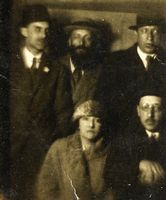Fotografia che ritrae il compositore seduto insieme alla compositrice inglese Elisabeth Lutyens e altre tre persone.