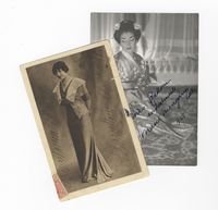 Ritratto fotografico in bianco e nero con abito di scena di Madama Butterfly con dedica e firma (di mano del marito).