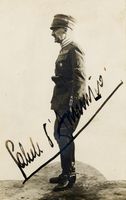 Fotocartolina raffigurante D'Annunzio in divisa militare. Con firma autografa.