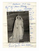 Ritratto fotografico con costume di scena. Con firma 'Maria Meneghini Callas'.	
