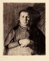 Frau mit übereinandergelegten Händen.