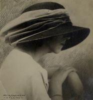 Grande cappello indossato da modella, probabilmente la moglie Vittoria. Fotografia.