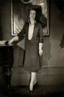 Modella in abito Lucien Lelong. Fotografia.