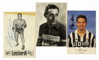 Raccolta di 74 tra cartoline e fotografie autografate - o solo firme - di personaggi del mondo dello sport.