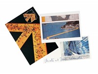 Raccolta di 40 documenti (lettere, buste, biglietti, inviti, cartoncini) autografi, di noti artisti del 900. In alcuni pezzi sono presenti interventi artistici a collage.