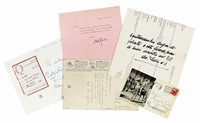 Raccolta di 45 tra lettere, biglietti, fotografie di opere firmate, dediche ecc. di pittori, scultori, architetti.