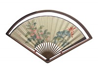 Coppia di ventagli con decorazioni floreali.