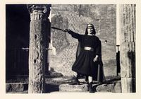 Raccolta di 33 fotografie di Giulio Parisio donate a Benito Mussolini relative ad una rappresentazione teatrale messa in scena a Pompei dalla Compagnia degli Illusi, alla presenza del Re Vittorio Emanuele III.
