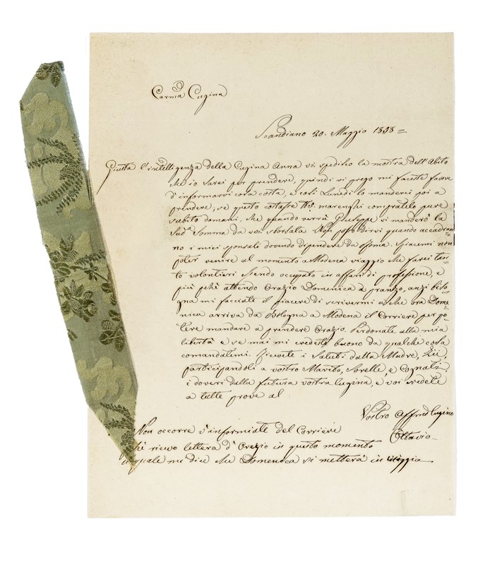 Raccolta di campioni di stoffe e cataloghi di vendita per sartorie dei secoli passati.