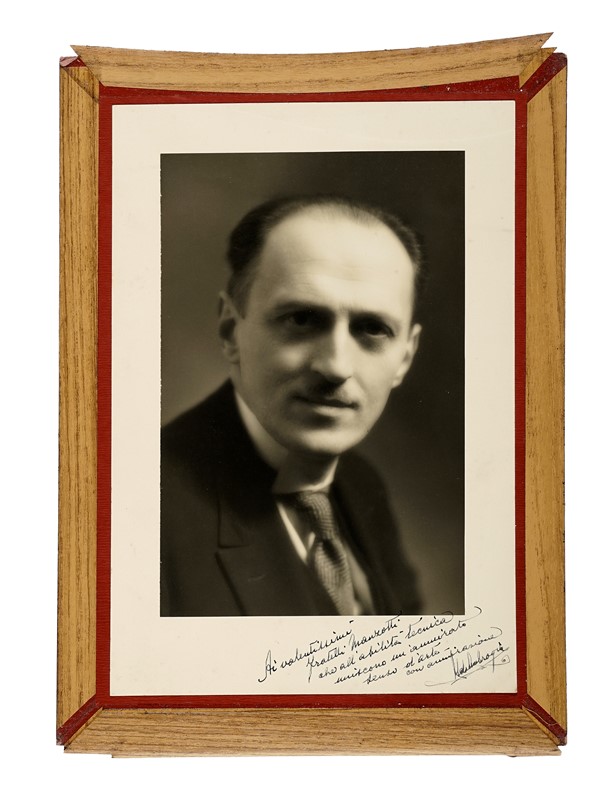 Raccolta di 5 fotografie di artisti realizzate dallo Studio Manzotti. Con dediche autografe.