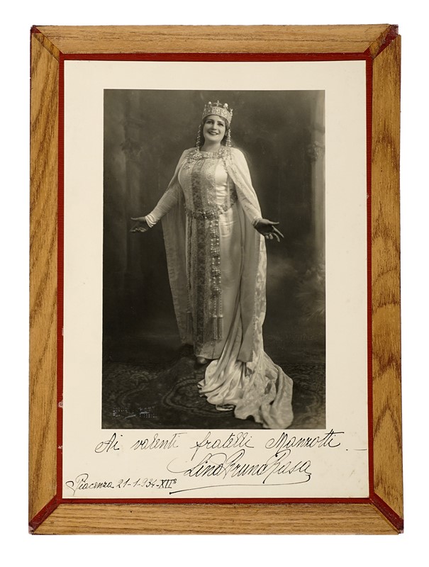 Raccolta di 5 fotografie di artisti realizzate dallo Studio Manzotti. Con dediche autografe.