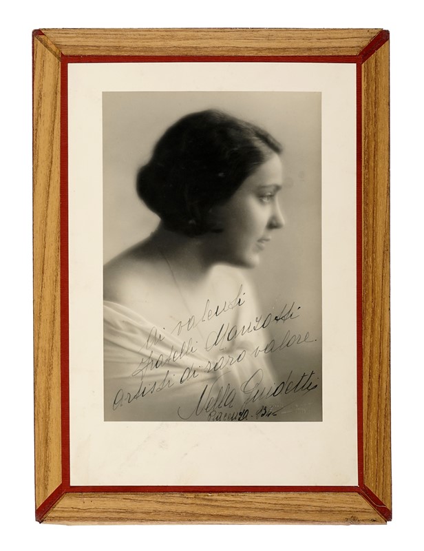 Raccolta di 5 fotografie di artisti realizzate dallo Studio Manzotti. Con dediche autografe.