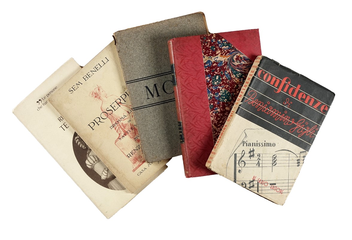 Raccolta di firme autografe di cantanti, librettisti e musicisti su libri, insieme ad una locandi...