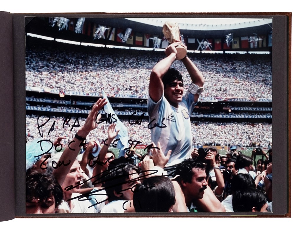 Importante raccolta di autografi di famosi personaggi del calcio.