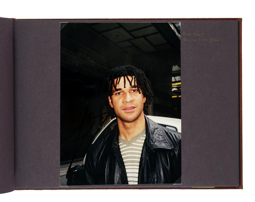 Importante raccolta di autografi di famosi personaggi del calcio.