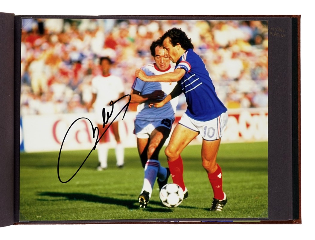 Importante raccolta di autografi di famosi personaggi del calcio.