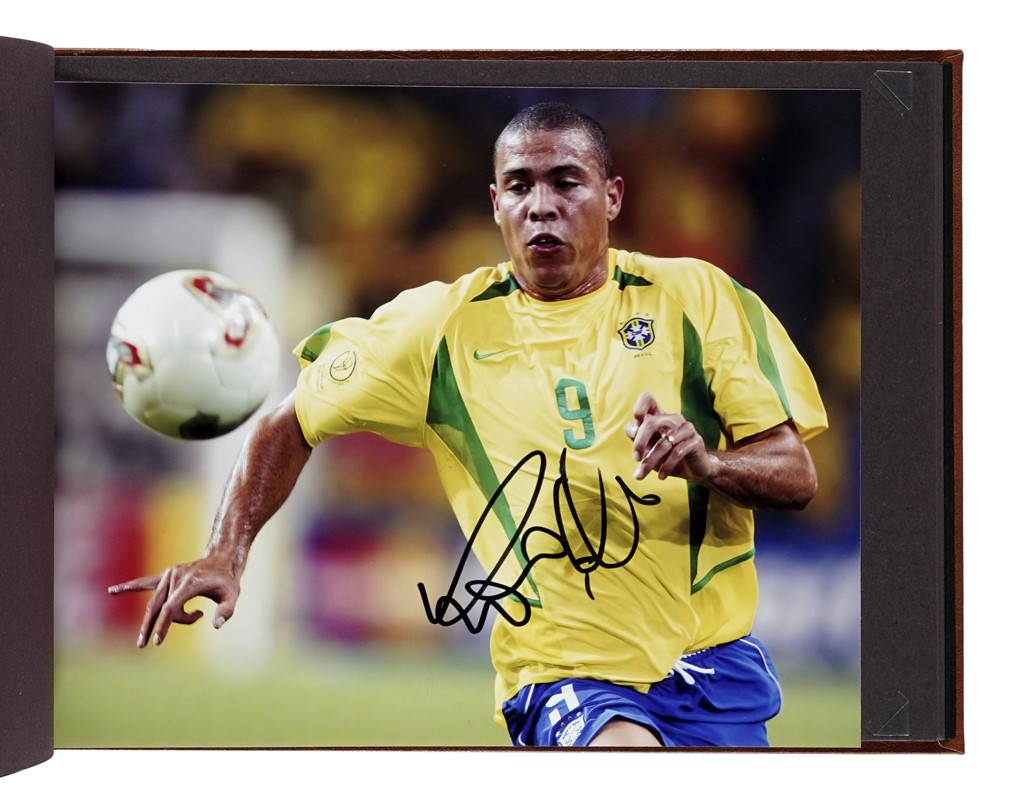 Importante raccolta di autografi di famosi personaggi del calcio.