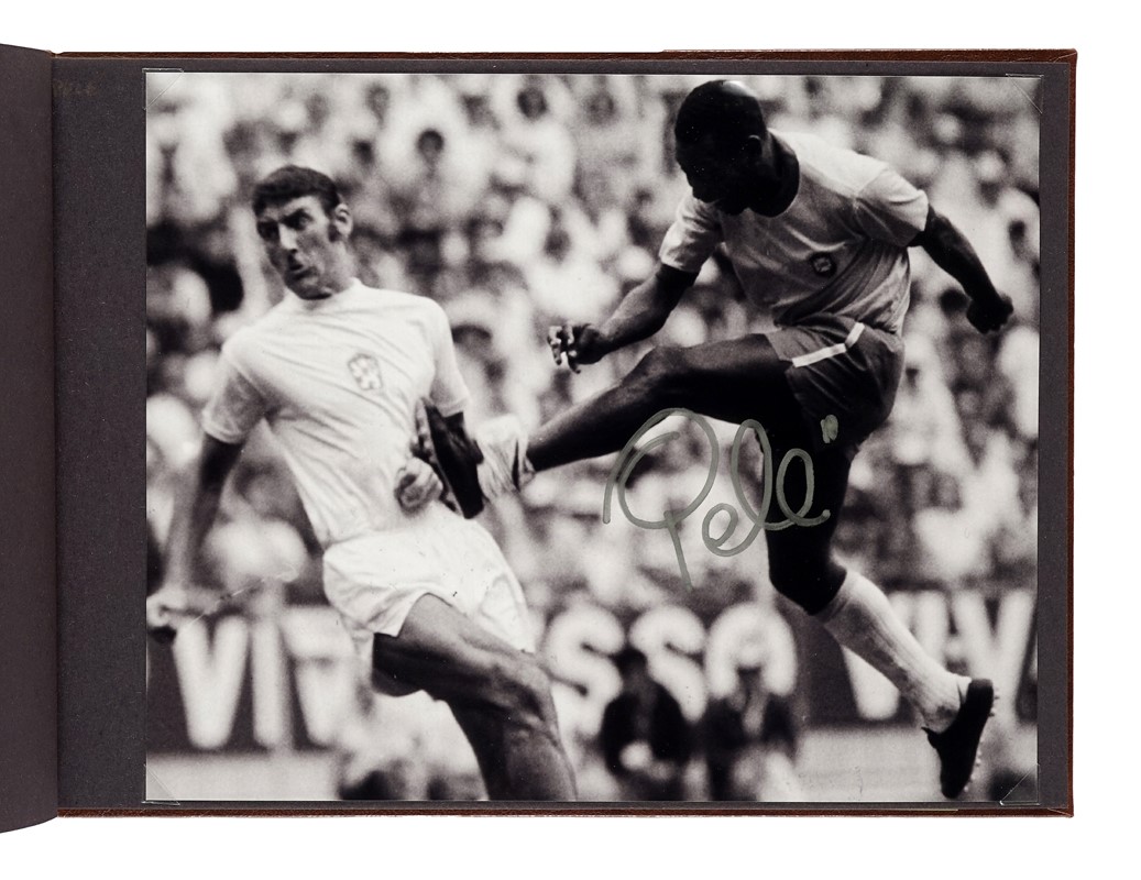 Importante raccolta di autografi di famosi personaggi del calcio.