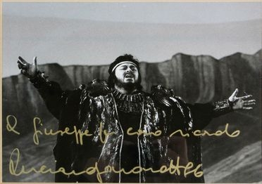  Luciano Pavarotti : Ritratto fotografico con dedica e firma.  - Asta Libri, manoscritti e autografi - Libreria Antiquaria Gonnelli - Casa d'Aste - Gonnelli Casa d'Aste